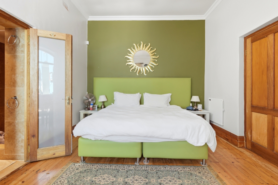 6 Bedroom Property for Sale in Green Point Western Cape